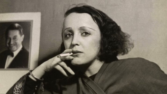 Edith Piaf cigarettával Edith Piaf cigarettával